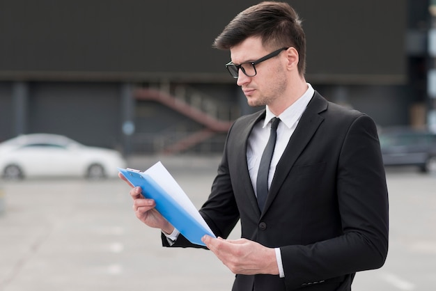 Free photo business man checking documents