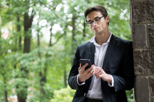 Foto gratuita uomo d'affari, controllando il suo telefono