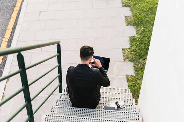 Free photo business man drinking coffee