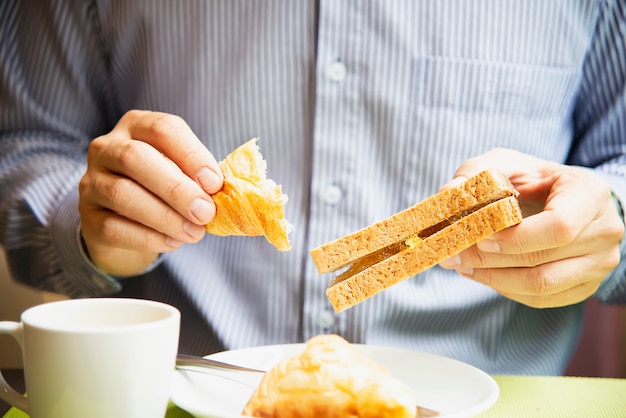 무료 사진 사업가 호텔에서 설정 한 미국식 아침 식사