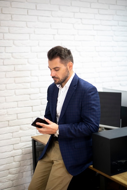 Foto gratuita uomo d'affari guardando il telefono