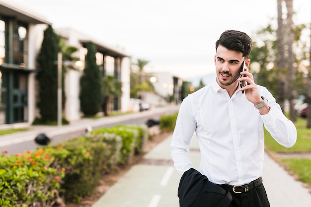 Uomo d'affari al telefono