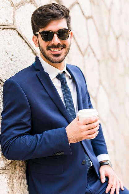 Uomo d'affari in posa con il caffè