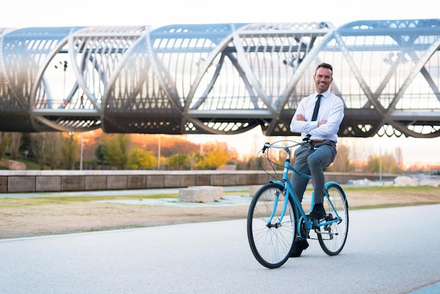 cityxAでビンテージ自転車に乗るビジネスマン