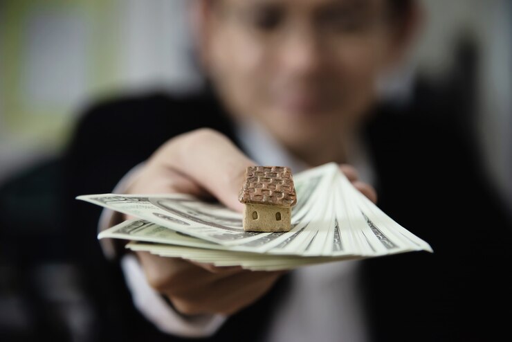 無料Photo ビジネスマンショーお金紙幣ノート財務計画に家や車 - 金融資産ローン信用保険の概念を売買するように誘う