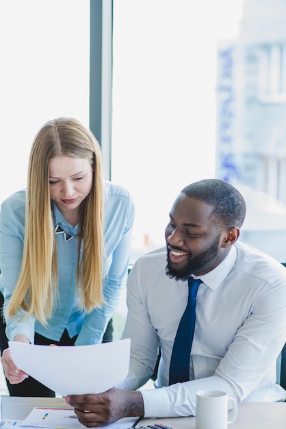 Free photo business man showing paper to woman