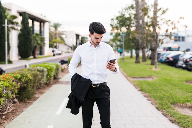 Free photo business man using his phone