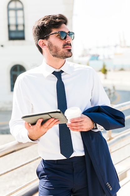 Free photo business man using his tablet