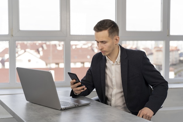 Uomo d'affari al lavoro