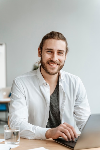 Free photo business man working on laptop