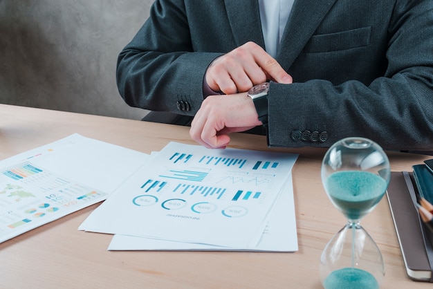 Free photo business man working in a office desktop