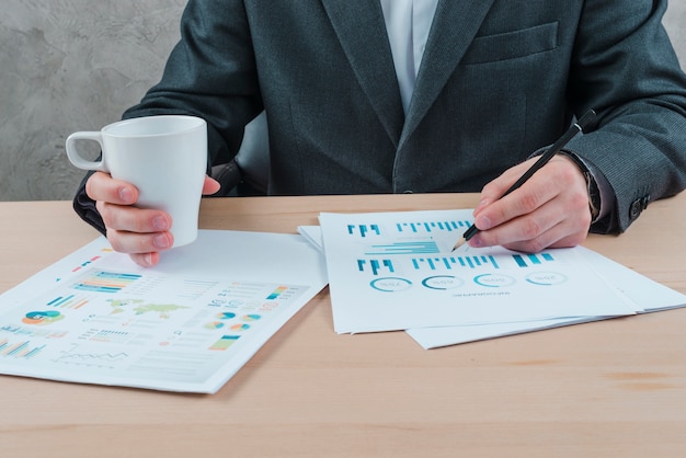 Free photo business man working in a office desktop