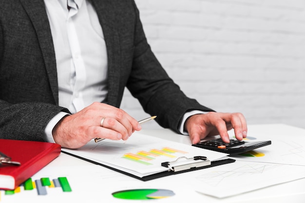 Free photo business man working in a office desktop