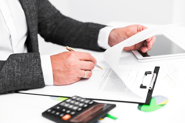 Free photo business man working in a office desktop