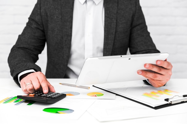 Free photo business man working in a office desktop