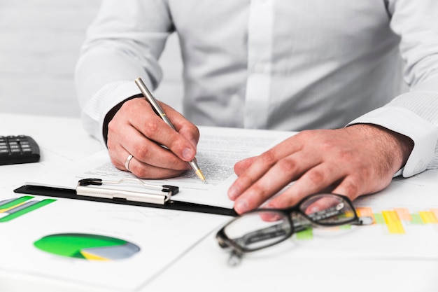 Free photo business man working in a office desktop