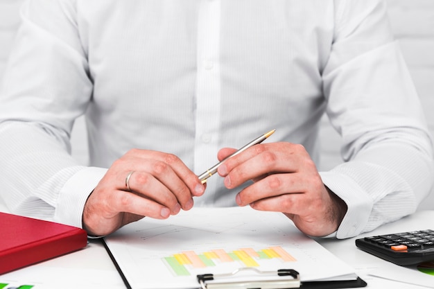 Free photo business man working in a office desktop