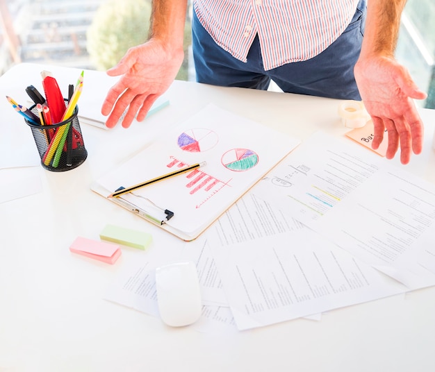 Free photo business man working in a office