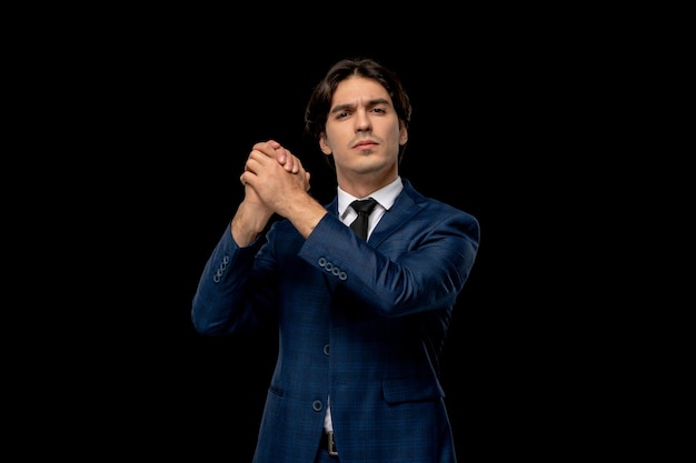 Бесплатное фото Деловой человек молодой красивый мужчина в темно-синем наряде с галстуком, держащимся за руки