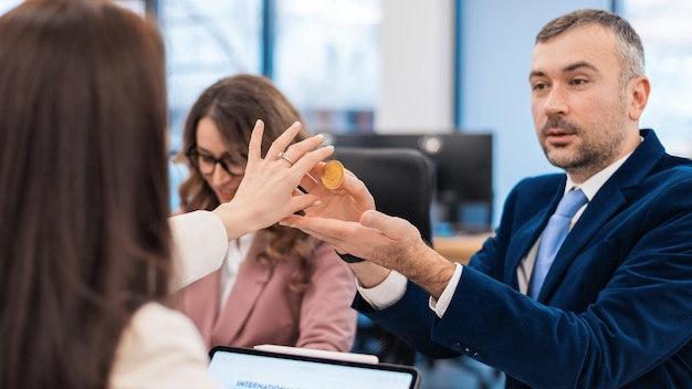 Incontro di lavoro sulle criptovalute in un ufficio