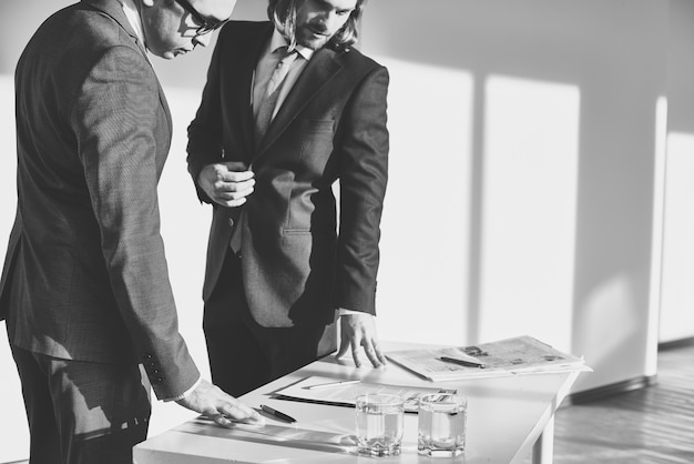 Incontro di lavoro in bianco e nero