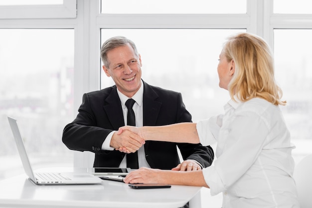 Foto gratuita stringere la mano incontro di lavoro