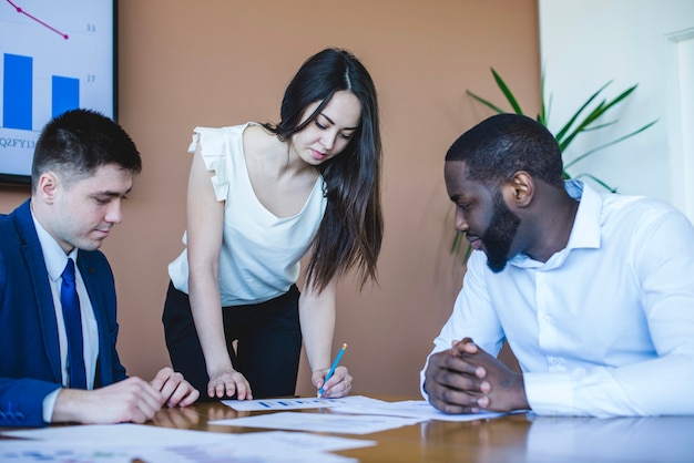 Free photo business meeting with three business people