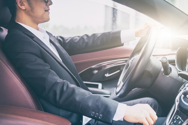 Gli uomini d'affari guidano foto laterali di auto