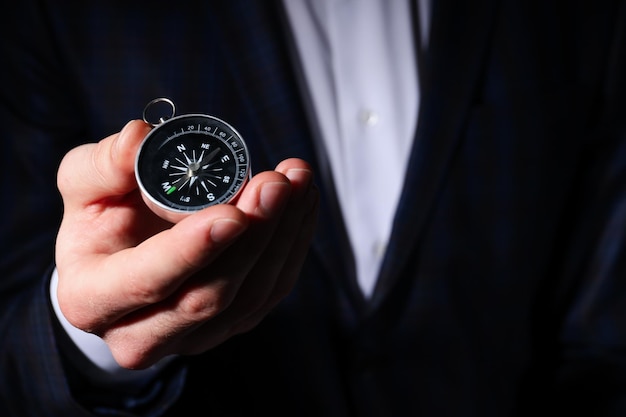 Бесплатное фото Концепция бизнес-навигации с компасом в руке бизнесмена