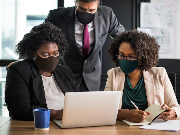 비즈니스 새로운 정상, 사무실에서 마스크를 쓰고있는 사람들