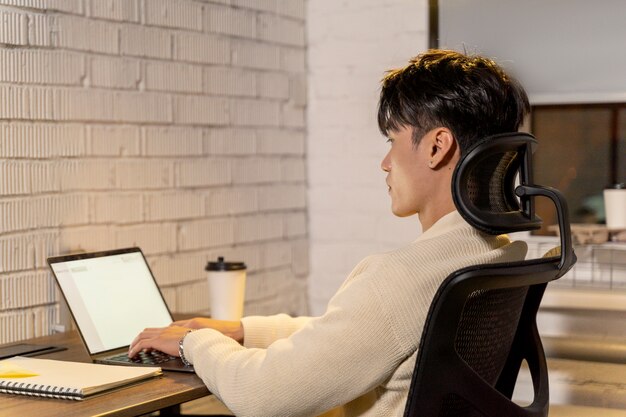 Free Photo business owner working on their strategy