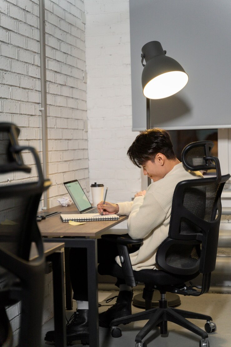 무료 Photo 자신의 전략을 작업하는 비즈니스 소유자