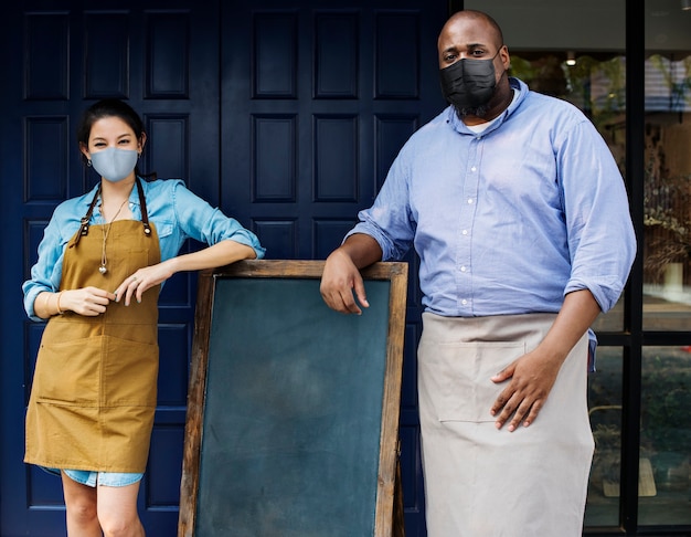 Free photo business owners in face mask at cafe