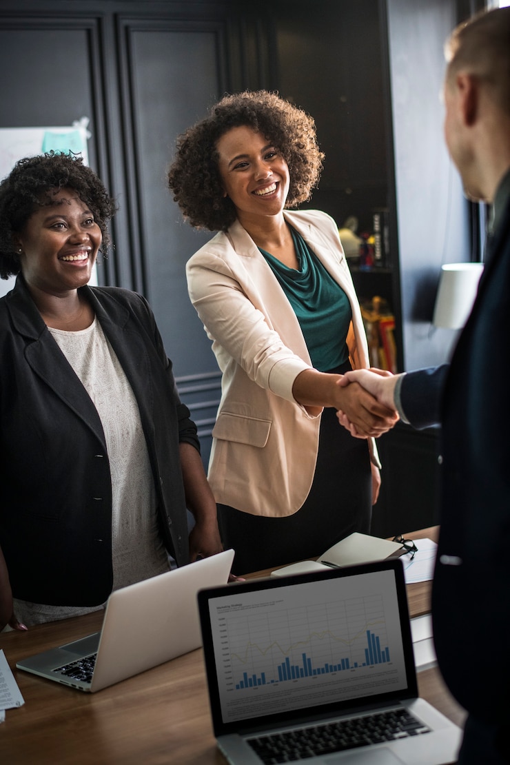 Free Photo business partners shaking hands in agreement
