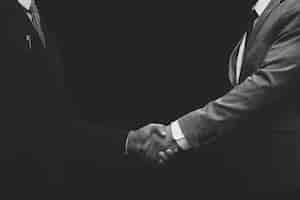 Foto gratuita partner commerciali che stringono la mano in bianco e nero