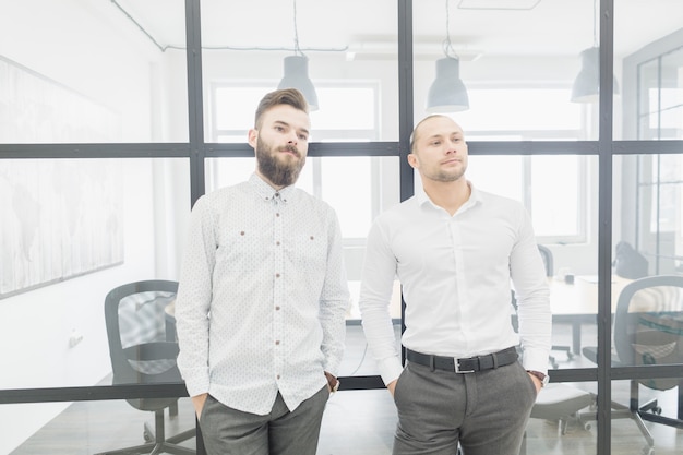 Free photo business people conversating in office