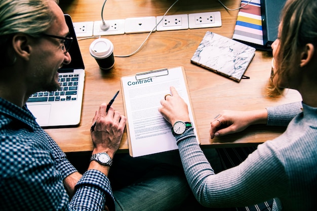 Free photo business people discussing a contract