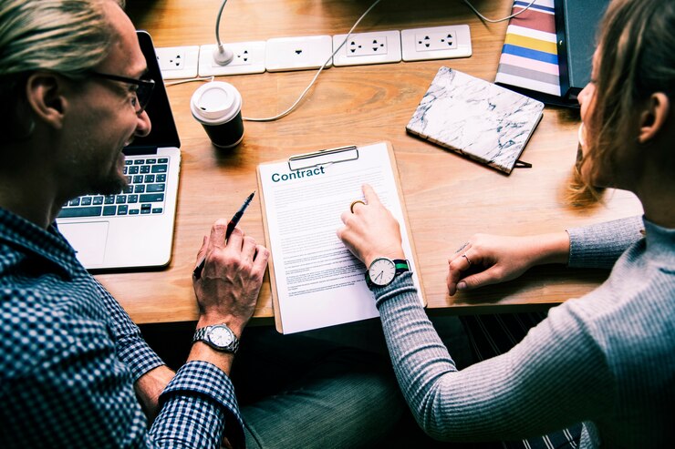 Free Photo business people discussing a contract