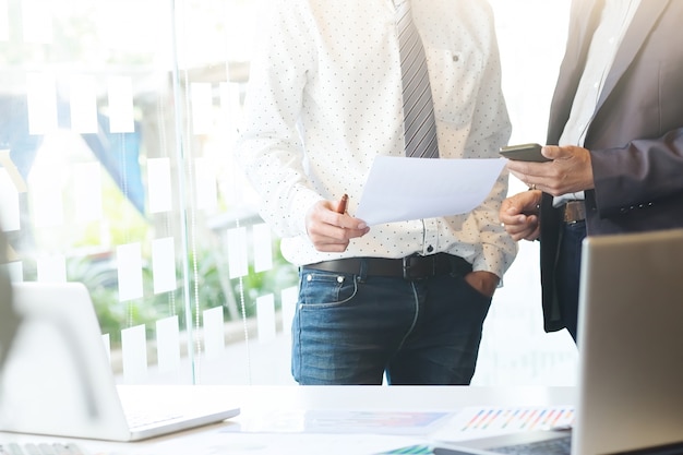 Persone d'affari che discutono di un lavoro di squadra di successo.