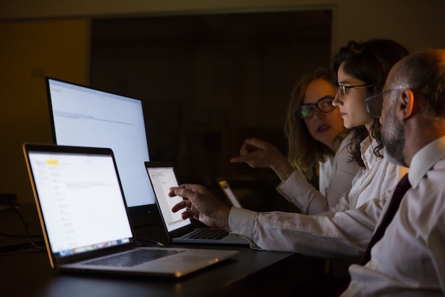 Free photo business people discussing work in dark office