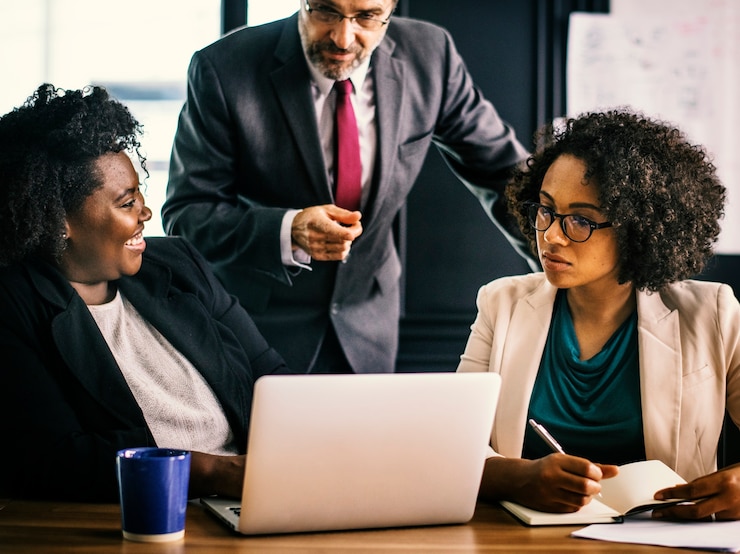Free Photo business people in a discussion