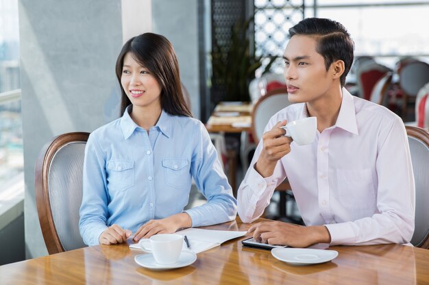 창 밖을 바라 보는 커피를 마시는 기업들