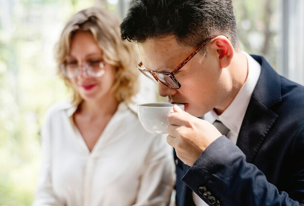 いくつかの飲み物を飲むビジネスマン