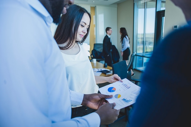 Free photo business people looking at a chart