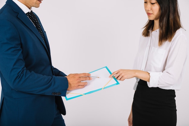 Free photo business people looking at clipboard