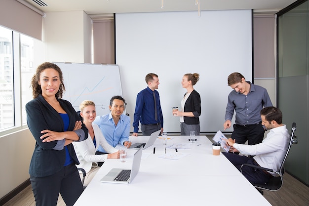 Free photo business people posing smiling in a meeting room