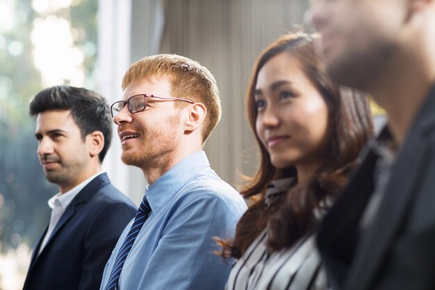 ビジネスの人々は、キューに入れられ