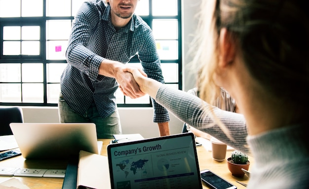 Free photo business people shaking hands in agreement