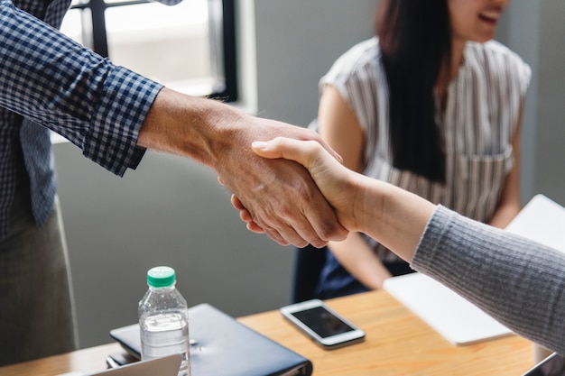 Free Photo business people shaking hands in agreement