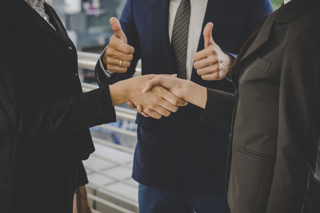 ビジネスの人々は、会議の取引を終了し、握手。ビジネスコンセプト。